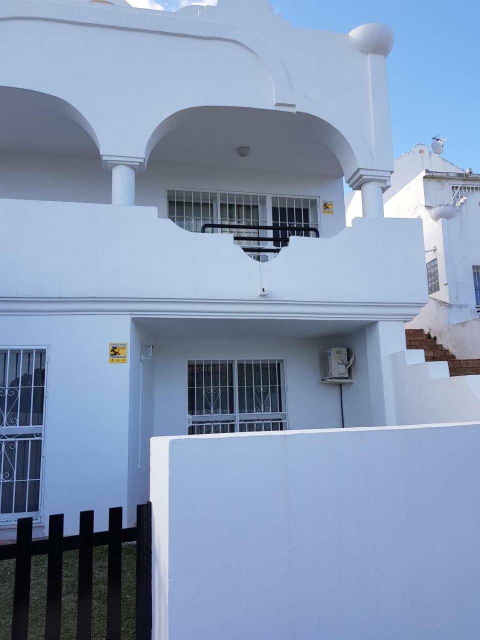 Sunny And Spacious With Own Entrance To Pool