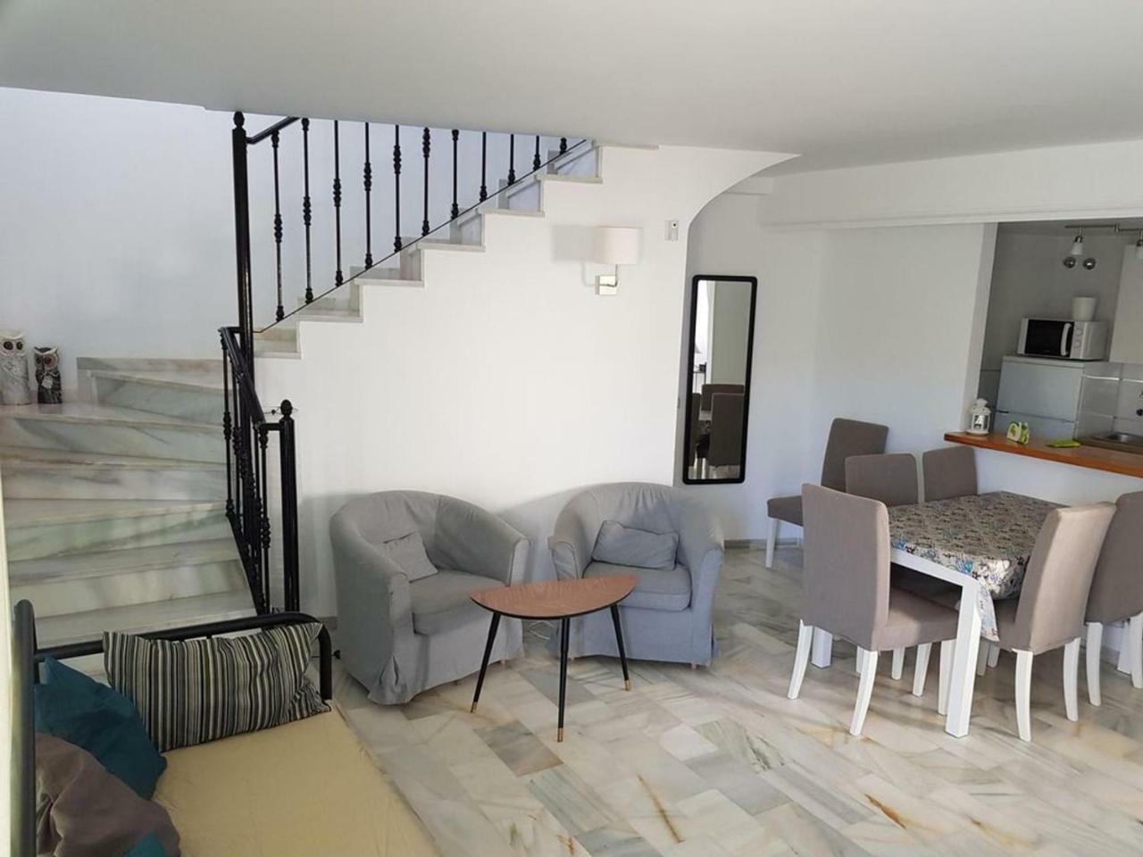 Sunny And Spacious With Own Entrance To Pool *
